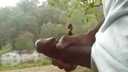 Zwei MẸ schleppen Jungspund auf fim sez Bia ab
