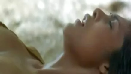 Cô gái phim sez me ke tóc vàng nhỏ để mượn xe từ tay